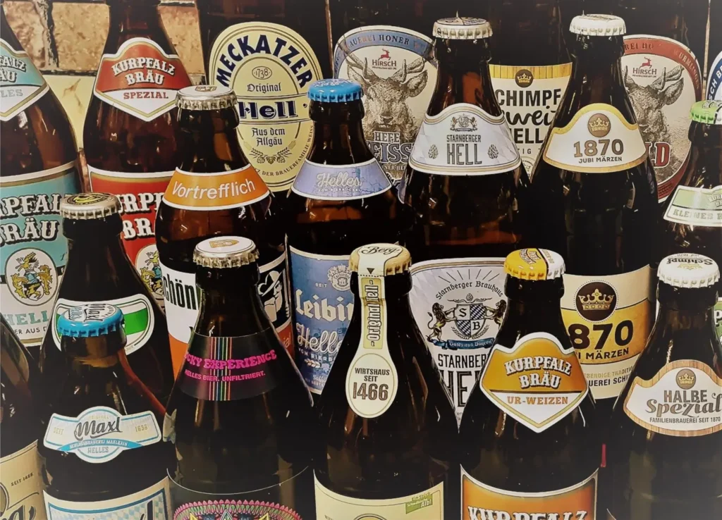 Verschiedene Biersorten in bunten Flaschen mit unterschiedlichen Etiketten.