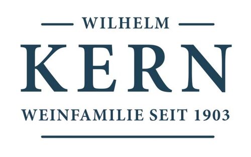 Wilhelm Kern: Weintradition seit 1903, elegant in dunkelblauer Schrift.