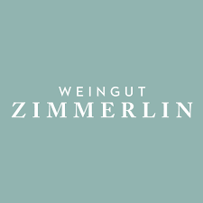 Türkisfarbener Hintergrund mit weißem Text "Weingut Zimmerlin" in der Mitte