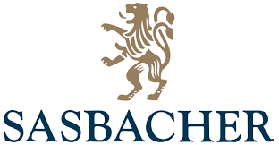 Ein braunes Löwenlogo über dem blauen Schriftzug "Sasbacher".