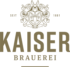 Das Logo der Kaiser Brauerei, in Braun mit einem Wappen darüber.