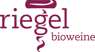 Das Bild zeigt das Logo von Riegel Bioweine, in lila Buchstaben.