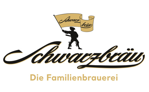 Das Logo von Schwarzbräu mit Fahne und goldener Schrift auf weißem Hintergrund